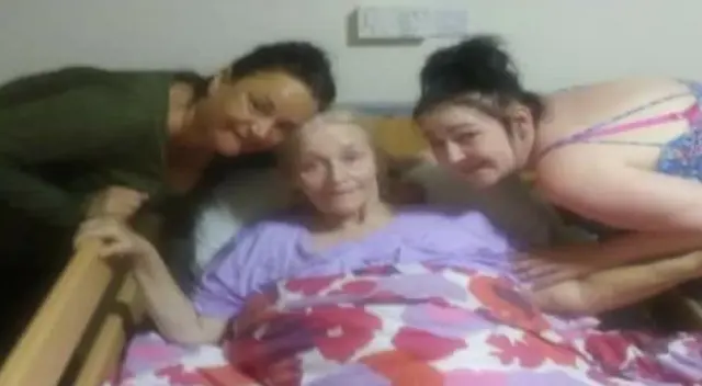 La joven de 32 años quedó muy afectada por la pérdida de su madre por coronavirus. La joven de 32 años quedó muy afectada por la pérdida de su madre por coronavirus.