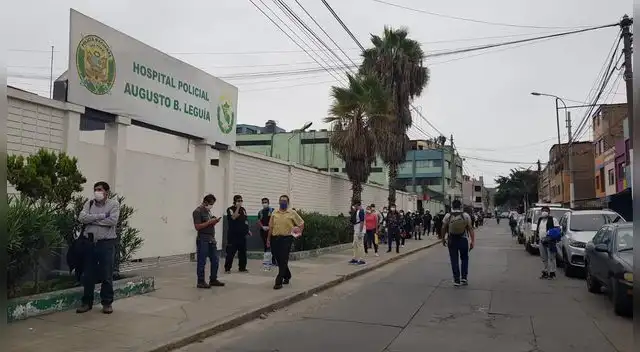 Policías hacen largas colas en el comisaría del  Rímac