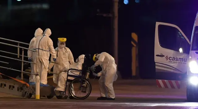 Los pasajeros del Greg Mortimer fueron evacuados bajo estrictas medidas sanitarias. Los pasajeros del Greg Mortimer fueron evacuados bajo estrictas medidas sanitarias.