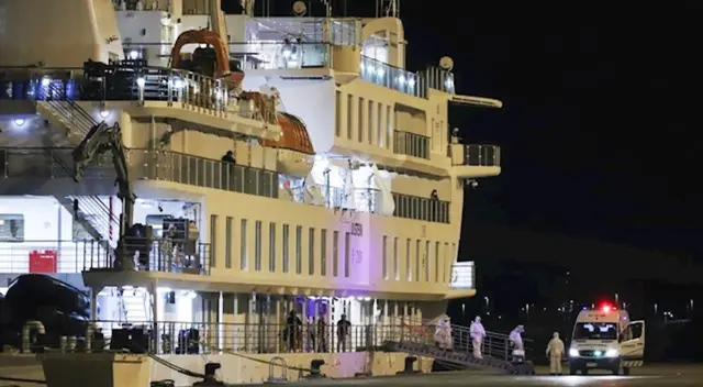 Los pasajeros del Greg Mortimer fueron evacuados bajo estrictas medidas sanitarias. Los pasajeros del Greg Mortimer fueron evacuados bajo estrictas medidas sanitarias.