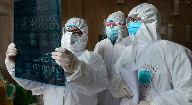 Los médicos lucharon para salvar la vida del hombre. Los médicos lucharon para salvar la vida del hombre.