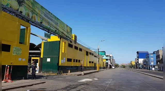 Mercado de frutas de La Victoria solo estan efectivos policiales resguardando la zona.