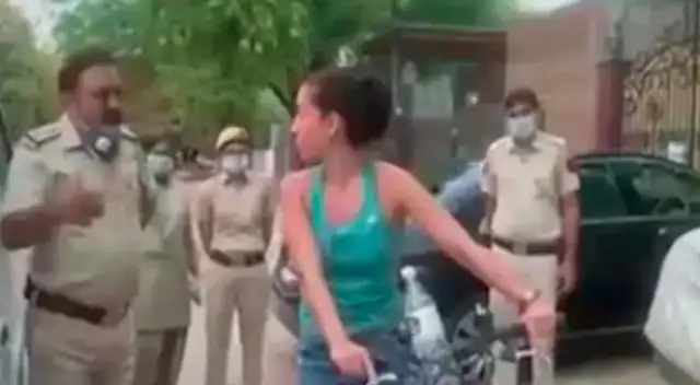 La diplomática salió a hacer ejercicio cuando fue intervenida.