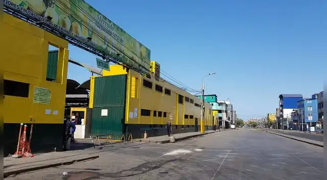 Mercado de frutas de La Victoria solo estan efectivos policiales resguardando la zona.