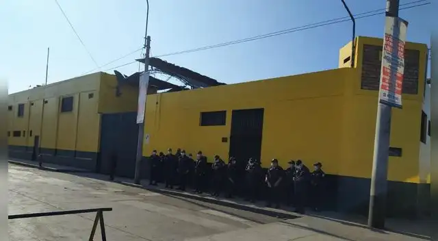 Mercado de frutas de La Victoria solo estan efectivos policiales resguardando la zona.