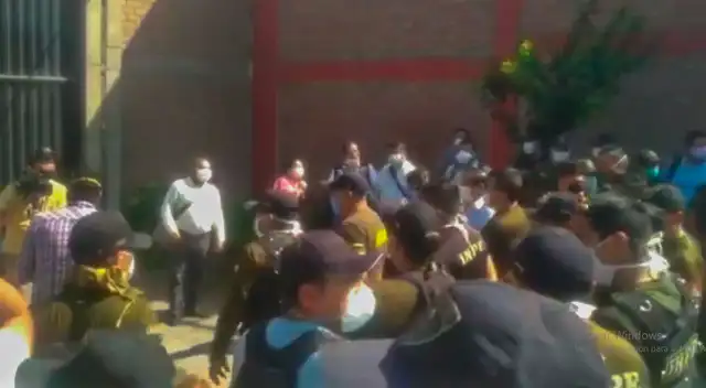 Trabajadores del INPE a las afueras del penal Lurigancho