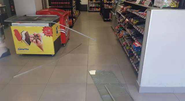 El ladrón utilizó un pedazo de concreto para romper una de las ventanas del local.