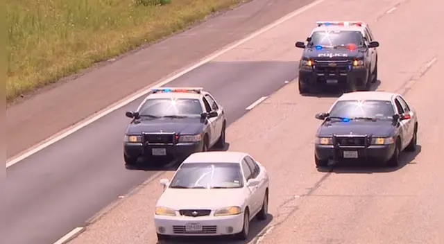 La policía tuvo que pinchar las llantas del auto del individuo para detenerlo.
