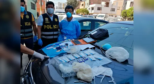 Ciudadano chino con material del Ministerio de Salud Ciudadano chino con material del Ministerio de Salud