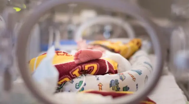 El viernes 10 de abril la bebe fue diagnosticada con coronavirus.