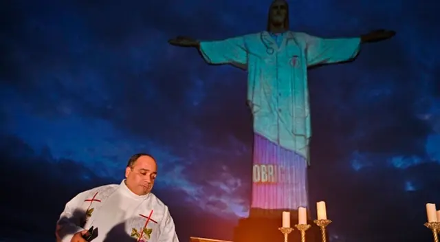 El Cristo Redentor se iluminó como un médico. El Cristo Redentor se iluminó como un médico.