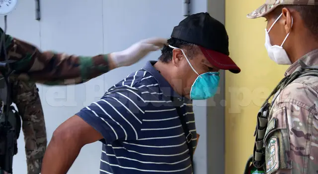 Antes de intentar arrancharle la cartera a su víctima, el delincuente intentó estafarla con una supuesta repartición de dinero. Foto y video: Edgar Rivadeneyra Antes de intentar arrancharle la cartera a su víctima, el delincuente intentó estafarla con una supuesta repartición de dinero. Foto y video: Edgar Rivadeneyra