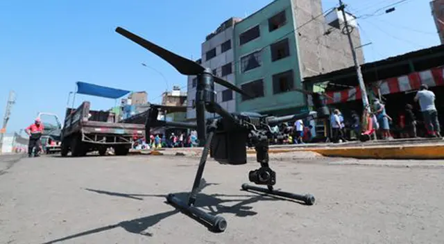 Dron con cámara térmica pretende detectar posibles casos con COVID-19.