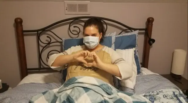 Rachel padece una enfermedad autoinmune y permaneció aislada en su hogar durante tres semanas. Rachel padece una enfermedad autoinmune y permaneció aislada en su hogar durante tres semanas.