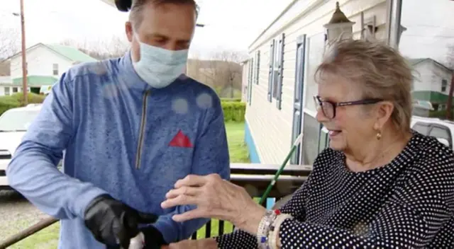La abuelita recibió 150 latas de su cerveza favorita. La abuelita recibió 150 latas de su cerveza favorita.