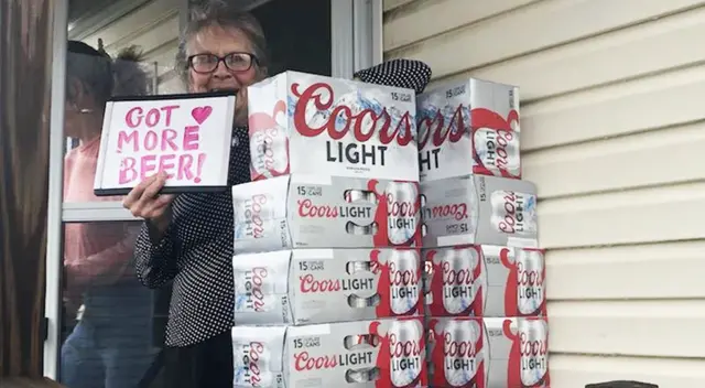 La abuelita recibió 150 latas de su cerveza favorita. La abuelita recibió 150 latas de su cerveza favorita.