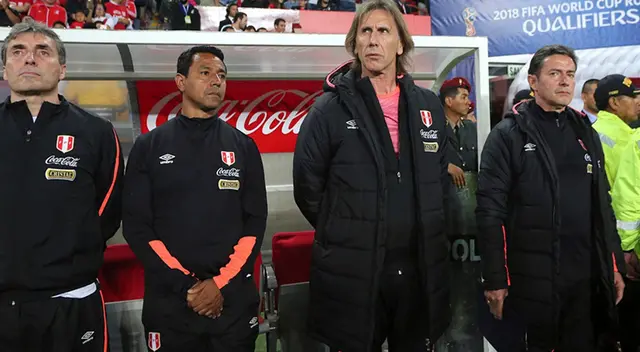 Comando técnico de la selección peruana pone su granito de arena. Comando técnico de la selección peruana pone su granito de arena.