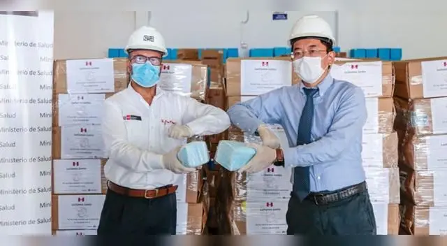 Víctor Zamora recibió donación de Huawei.