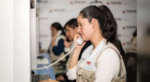 Profesionales atienden el call center de la PNP.