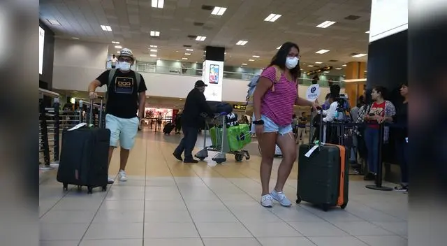 Este grupo de peruanos afirman ya no tener dinero para pagar los pasajes.