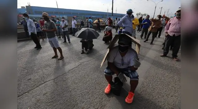 Impresionates colas se forman por los alrededores del ovalo de Puente Piedra.