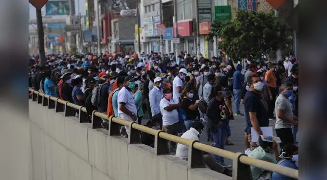 Impresionates colas se forman por los alrededores del ovalo de Puente Piedra.