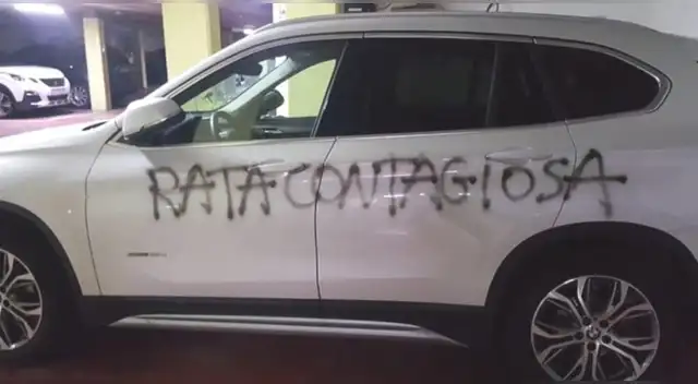 El vehículo de Bonino tras el vandalismo perpetrado por sus vecinos.