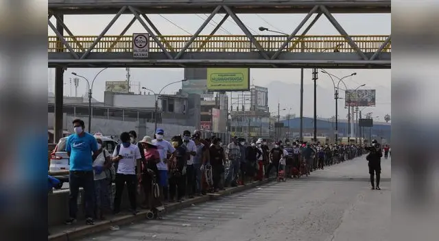 Impresionates colas se forman por los alrededores del ovalo de Puente Piedra.