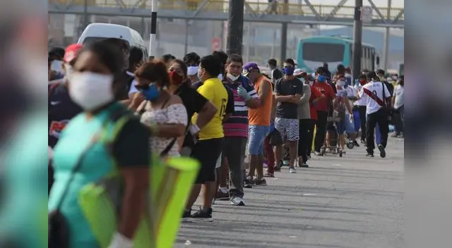 Impresionates colas se forman por los alrededores del ovalo de Puente Piedra.
