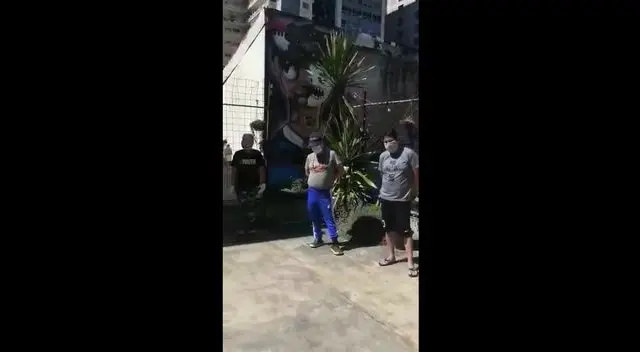 Este grupo de peruanos afirman ya no tener dinero para pagar los pasajes.