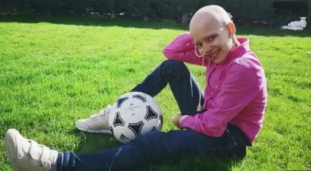 María es futbolista y juega en el Club Calvarrasa de Abajo de España.