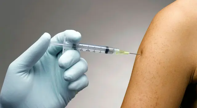 Vacuna contra la influenza podría evitar complicaciones respiratorias en el COVID-19.