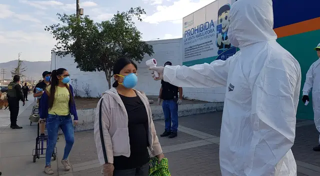 La policía poco pudo hacer para mantener el orden. La policía poco pudo hacer para mantener el orden.