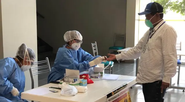 A todas las personas que ingresen al mercado se les está tomando la temperatura. A todas las personas que ingresen al mercado se les está tomando la temperatura.