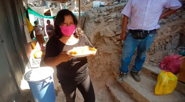 Centenares de vecinos van con ollas, recipientes o bolsas para recibir almuerzo para sus familias. Foto: Grace Mora. Centenares de vecinos van con ollas, recipientes o bolsas para recibir almuerzo para sus familias. Foto: Grace Mora.