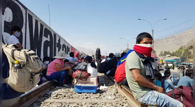Cientos de personas por la autopista Ramiro Prialé Cientos de personas por la autopista Ramiro Prialé