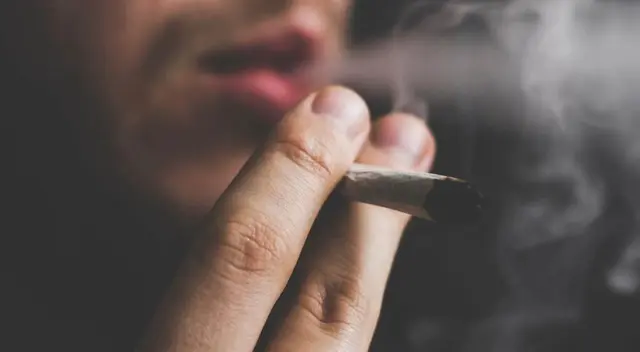 Usar vapeadores electrónicos también aumenta el riesgo de contagio. Usar vapeadores electrónicos también aumenta el riesgo de contagio.