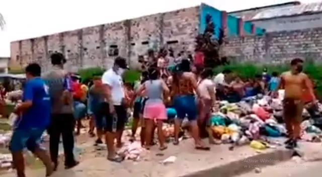 Personas recogen basura por falta debido a la crisis económica