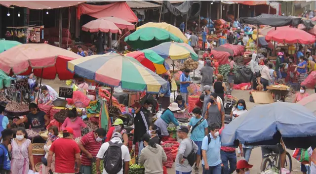 Decomisan productos a vendedores informales. Decomisan productos a vendedores informales.