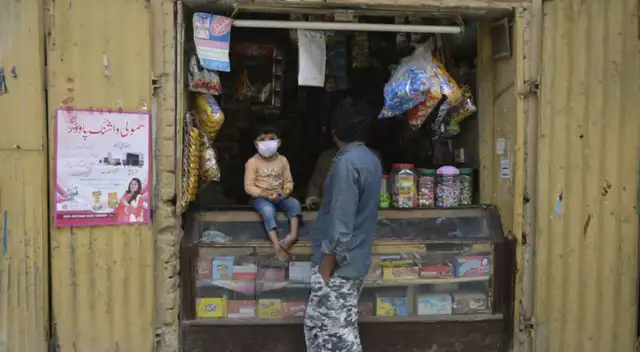 Algunos establecimientos siguen atendiendo pese al cierre nacional impuesto por el gobierno. Algunos establecimientos siguen atendiendo pese al cierre nacional impuesto por el gobierno.
