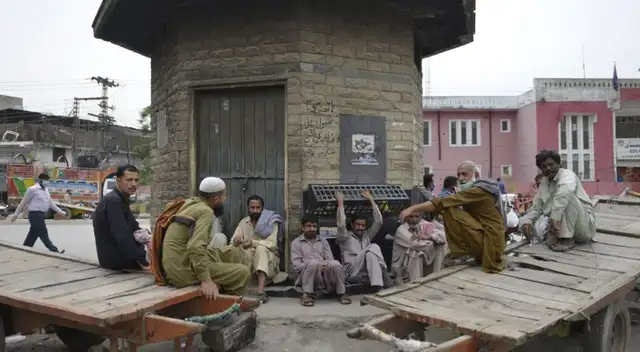 Las personas siguen reuniéndose a pesar de las medidas preventivas contra el coronavirus. Las personas siguen reuniéndose a pesar de las medidas preventivas contra el coronavirus.