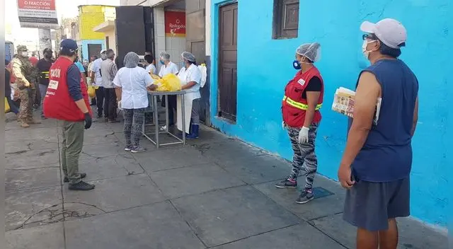Largas colas para comprar el pollo. Policía Nacional y militar resguarda el orden. Largas colas para comprar el pollo. Policía Nacional y militar resguarda el orden.