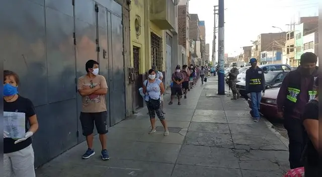 Largas colas para comprar el pollo. Policía Nacional y militar resguarda el orden. Largas colas para comprar el pollo. Policía Nacional y militar resguarda el orden.