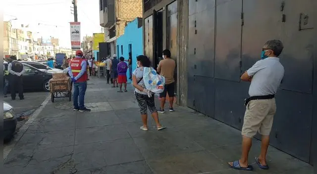 Largas colas para comprar el pollo. Policía Nacional y militar resguarda el orden. Largas colas para comprar el pollo. Policía Nacional y militar resguarda el orden.