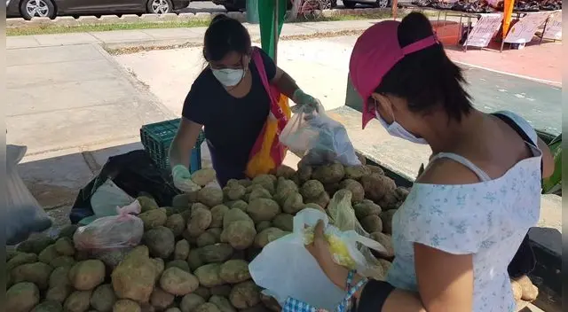 Las personas debieron hacer colas y ser desinfectadas antes de tener acceso a la feria agropeacuaria. Las personas debieron hacer colas y ser desinfectadas antes de tener acceso a la feria agropeacuaria.