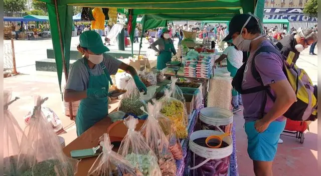 Las personas debieron hacer colas y ser desinfectadas antes de tener acceso a la feria agropeacuaria. Las personas debieron hacer colas y ser desinfectadas antes de tener acceso a la feria agropeacuaria.