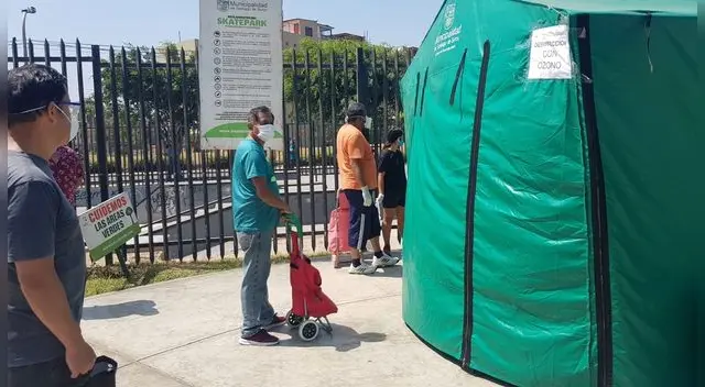 Las personas debieron hacer colas y ser desinfectadas antes de tener acceso a la feria agropeacuaria. Las personas debieron hacer colas y ser desinfectadas antes de tener acceso a la feria agropeacuaria.