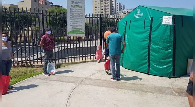 Las personas debieron hacer colas y ser desinfectadas antes de tener acceso a la feria agropeacuaria. Las personas debieron hacer colas y ser desinfectadas antes de tener acceso a la feria agropeacuaria.