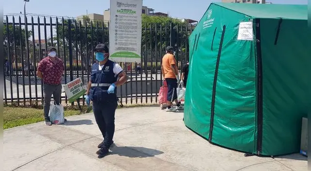 Las personas debieron hacer colas y ser desinfectadas antes de tener acceso a la feria agropeacuaria. Las personas debieron hacer colas y ser desinfectadas antes de tener acceso a la feria agropeacuaria.