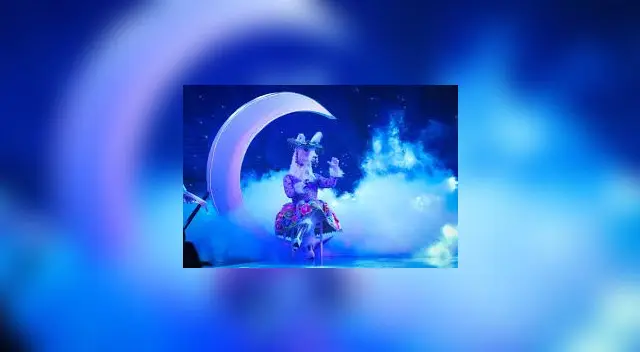 La llama personificado con Mónica Delta